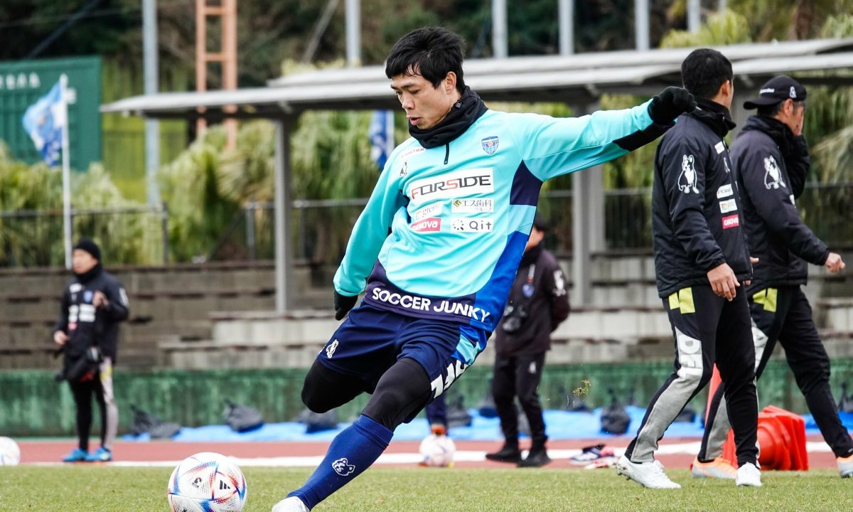 bao-nhat-dong-loat-khuyen-cong-phuong-tu-bo-yokohama-fc-tro-ve-v-league-cuu-vot-su-nghiep